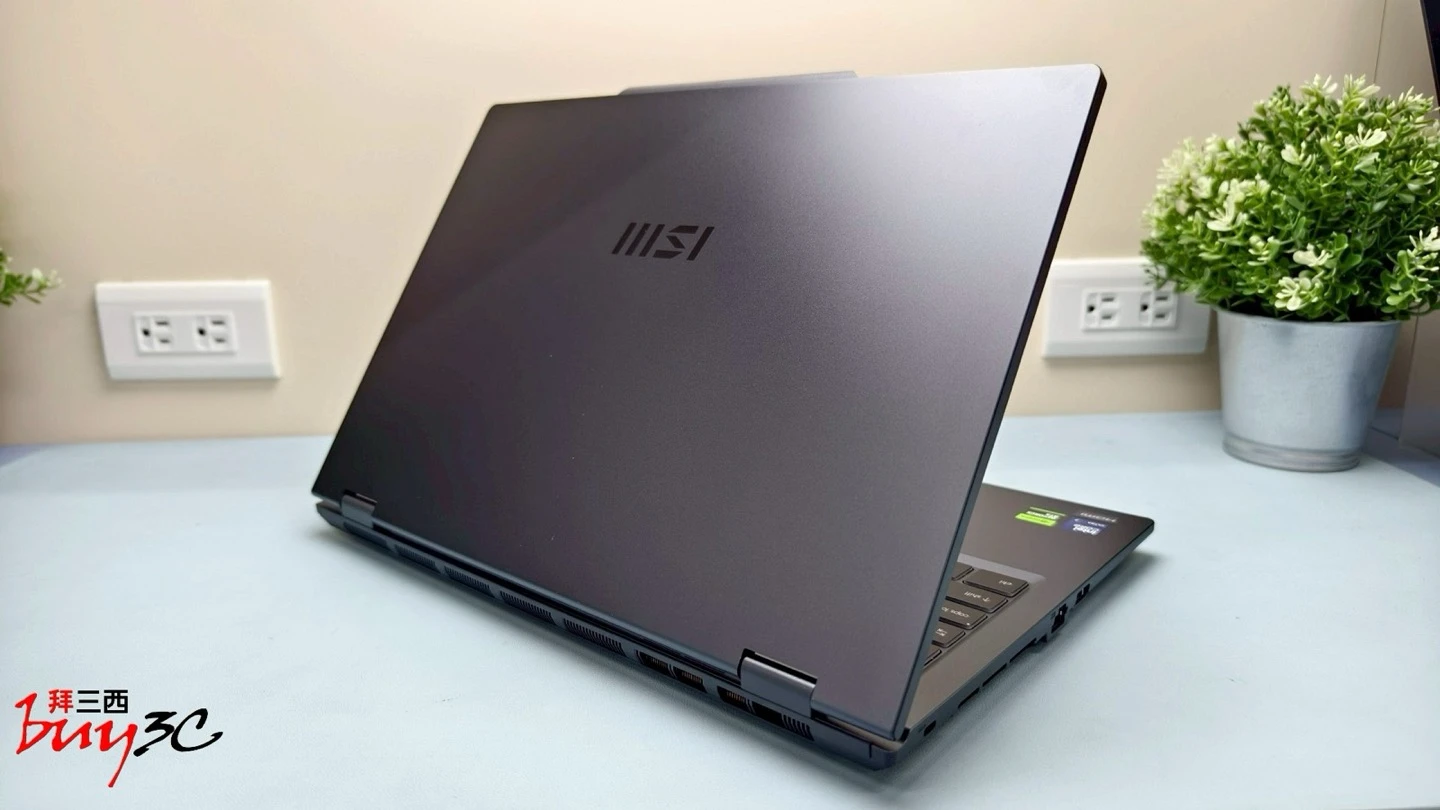 MSI VenturePro 16 AI 開蓋背面斜角外觀，深灰色霧面上蓋與 MSI 標誌