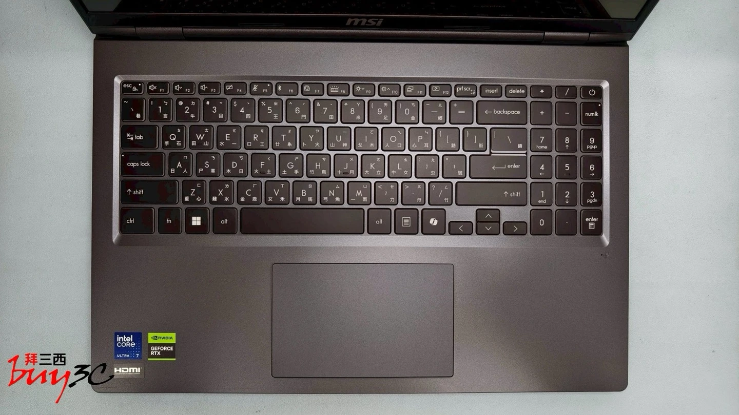 MSI VenturePro 16 AI 鍵盤俯拍：含數字鍵區、Copilot 鍵與大面積觸控板