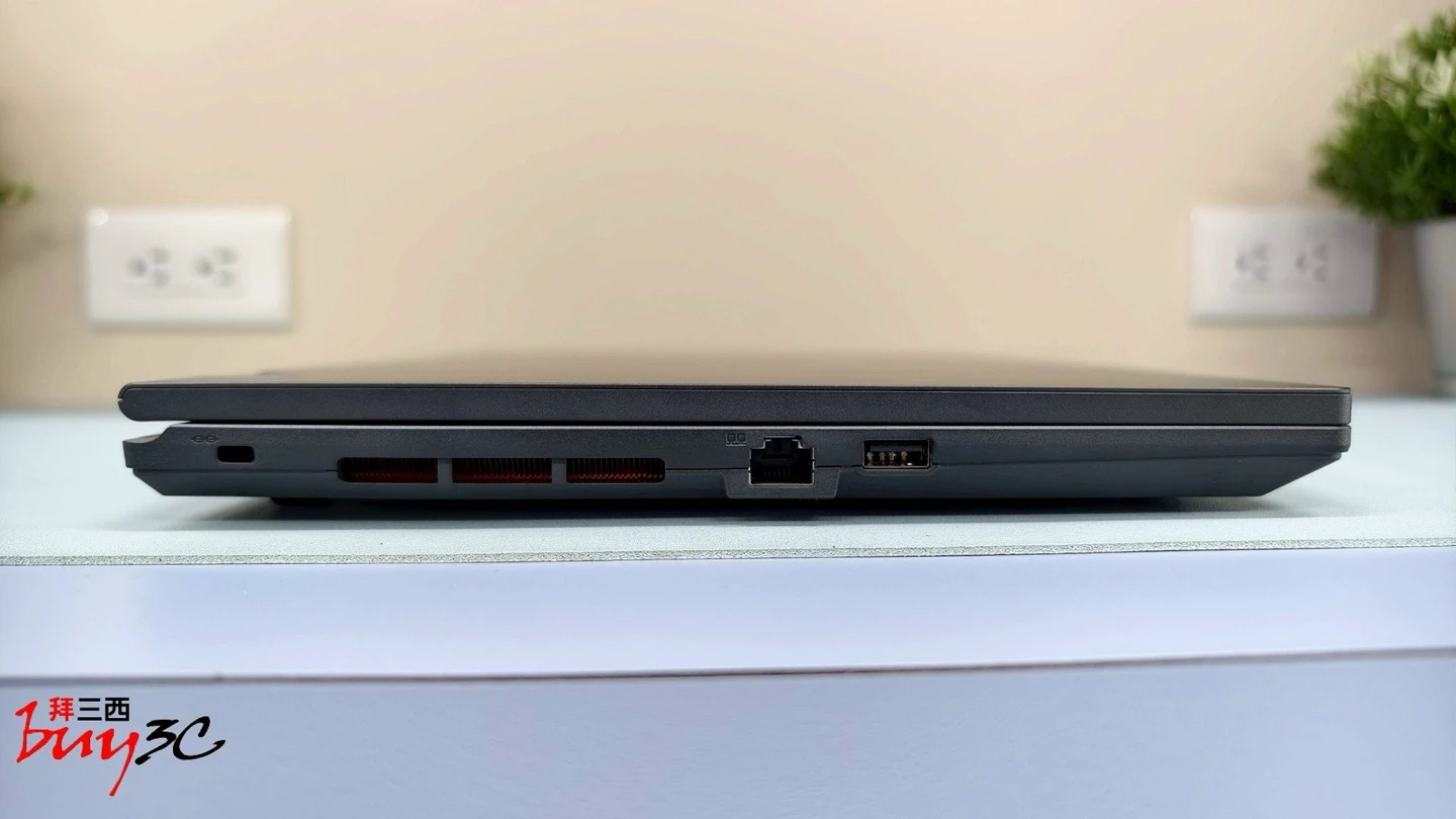 MSI VenturePro 16 AI 左側連接埠：防盜鎖孔、RJ-45、USB 3.2 Type-A