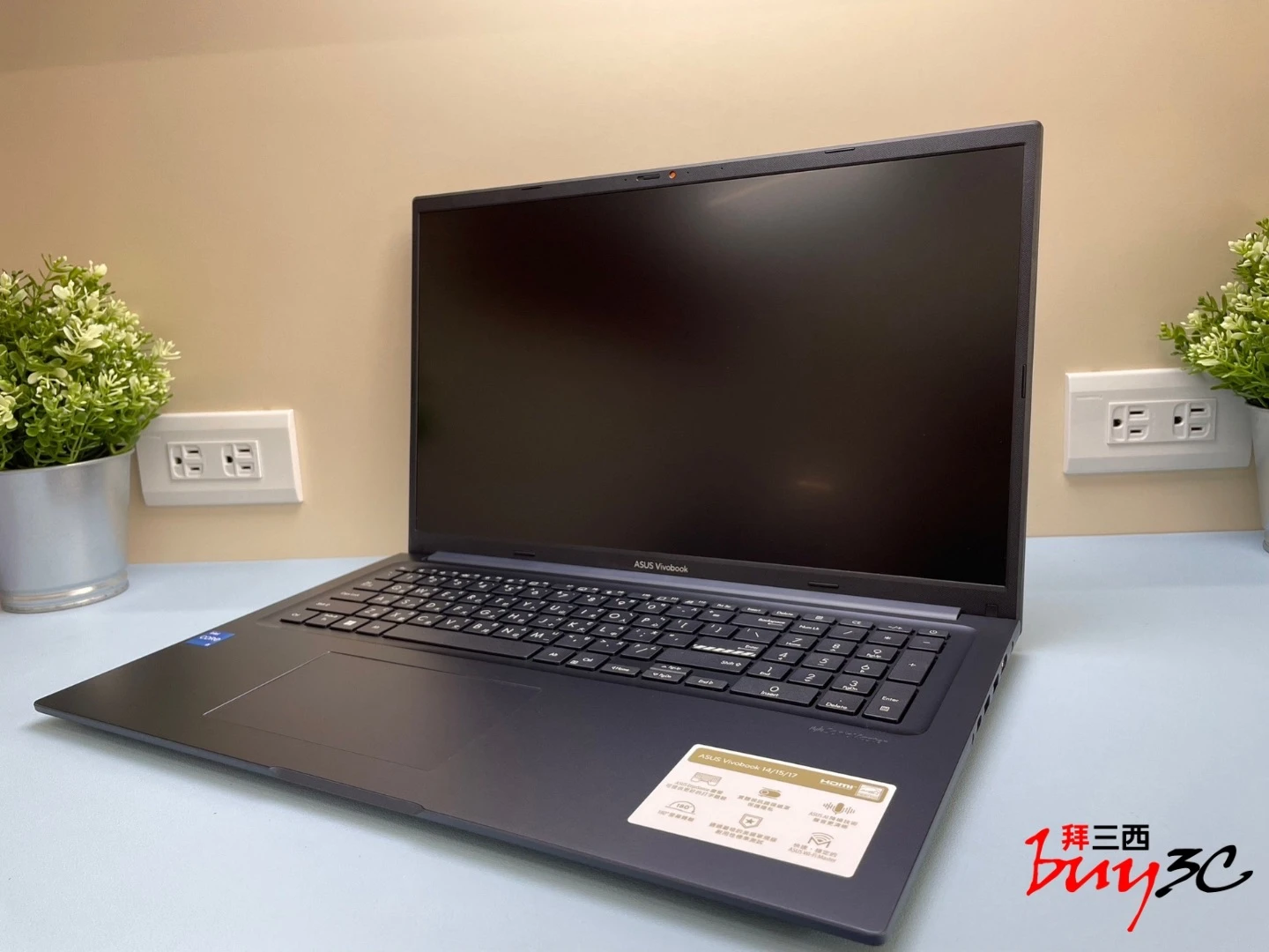 ASUS Vivobook 17 X1704VA 開蓋斜角外觀，17.3 吋螢幕與午夜藍機身