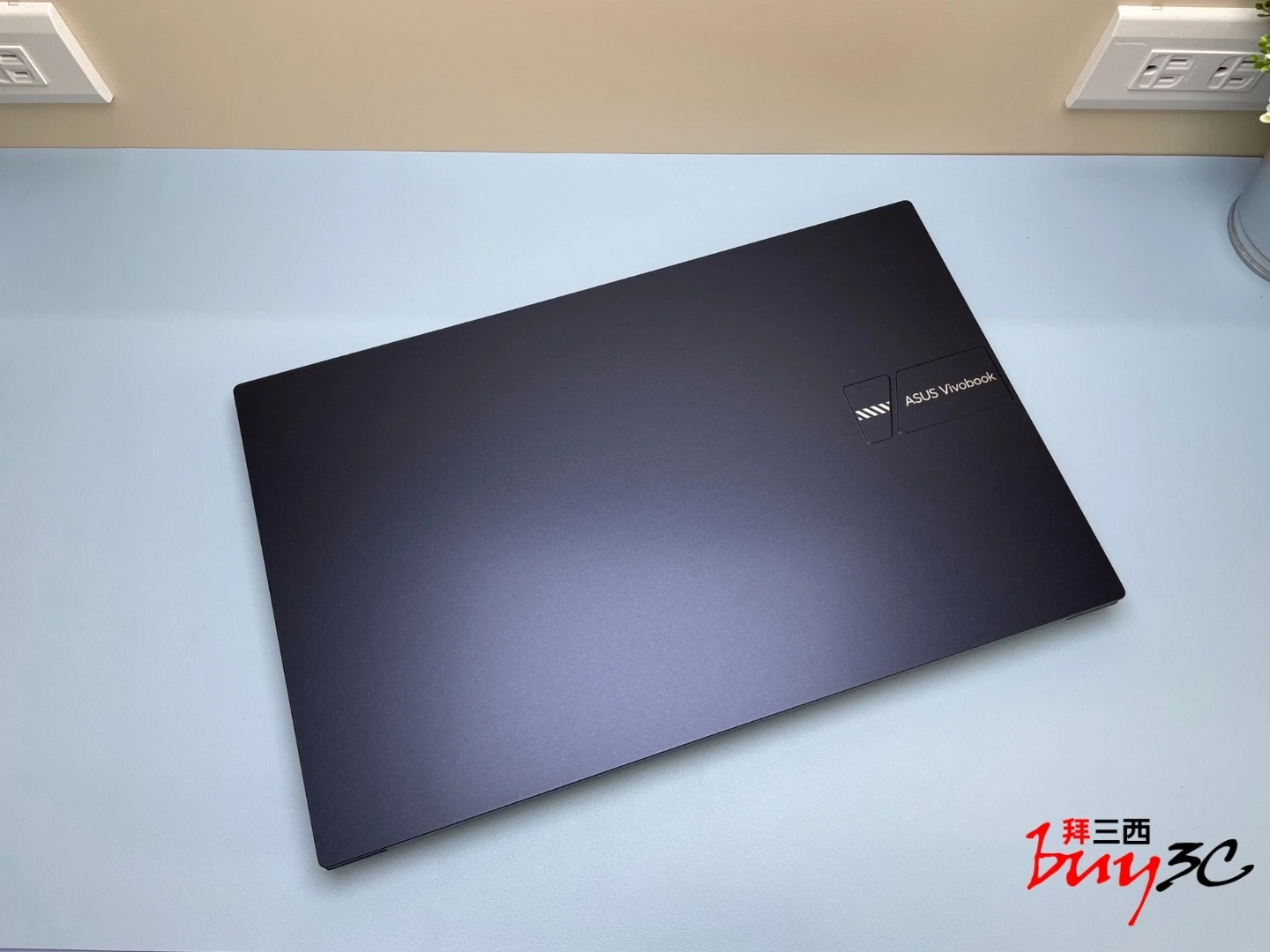 ASUS Vivobook 17 X1704VA 午夜藍上蓋俯拍與 ASUS Vivobook 標誌