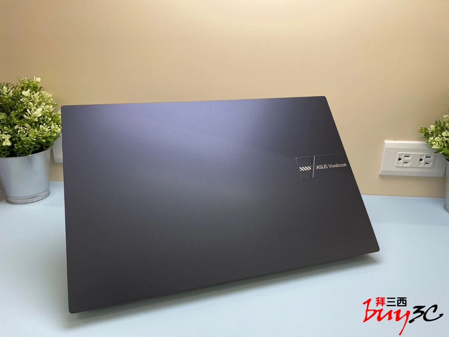 ASUS Vivobook 17 X1704VA 上蓋斜角，霧面午夜藍質感