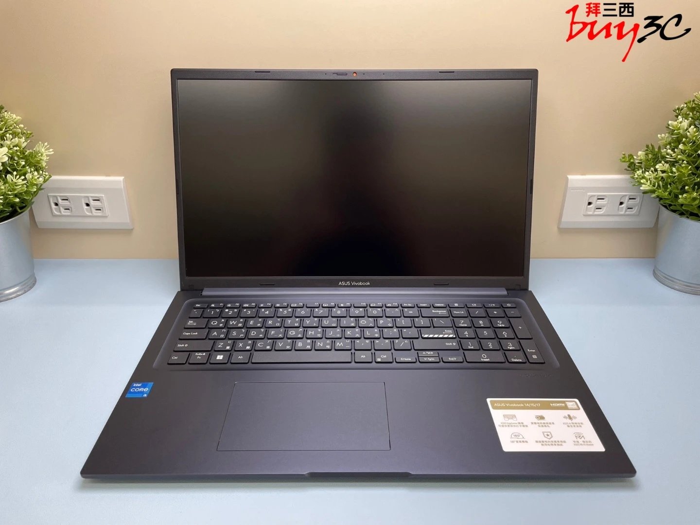 ASUS Vivobook 17 X1704VA 開蓋正面，17.3 吋 Full HD 螢幕與全尺寸鍵盤