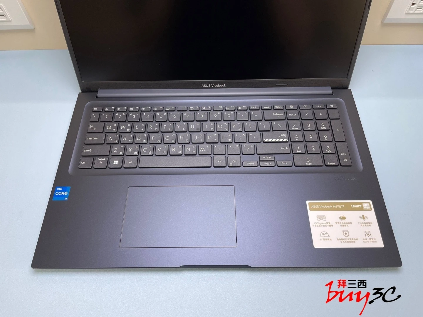 ASUS Vivobook 17 X1704VA 鍵盤俯拍：全尺寸按鍵、獨立數字鍵區與大面積觸控板
