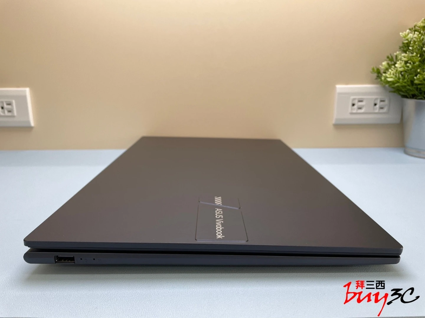 ASUS Vivobook 17 X1704VA 左側連接埠：USB 2.0 Type-A 與指示燈