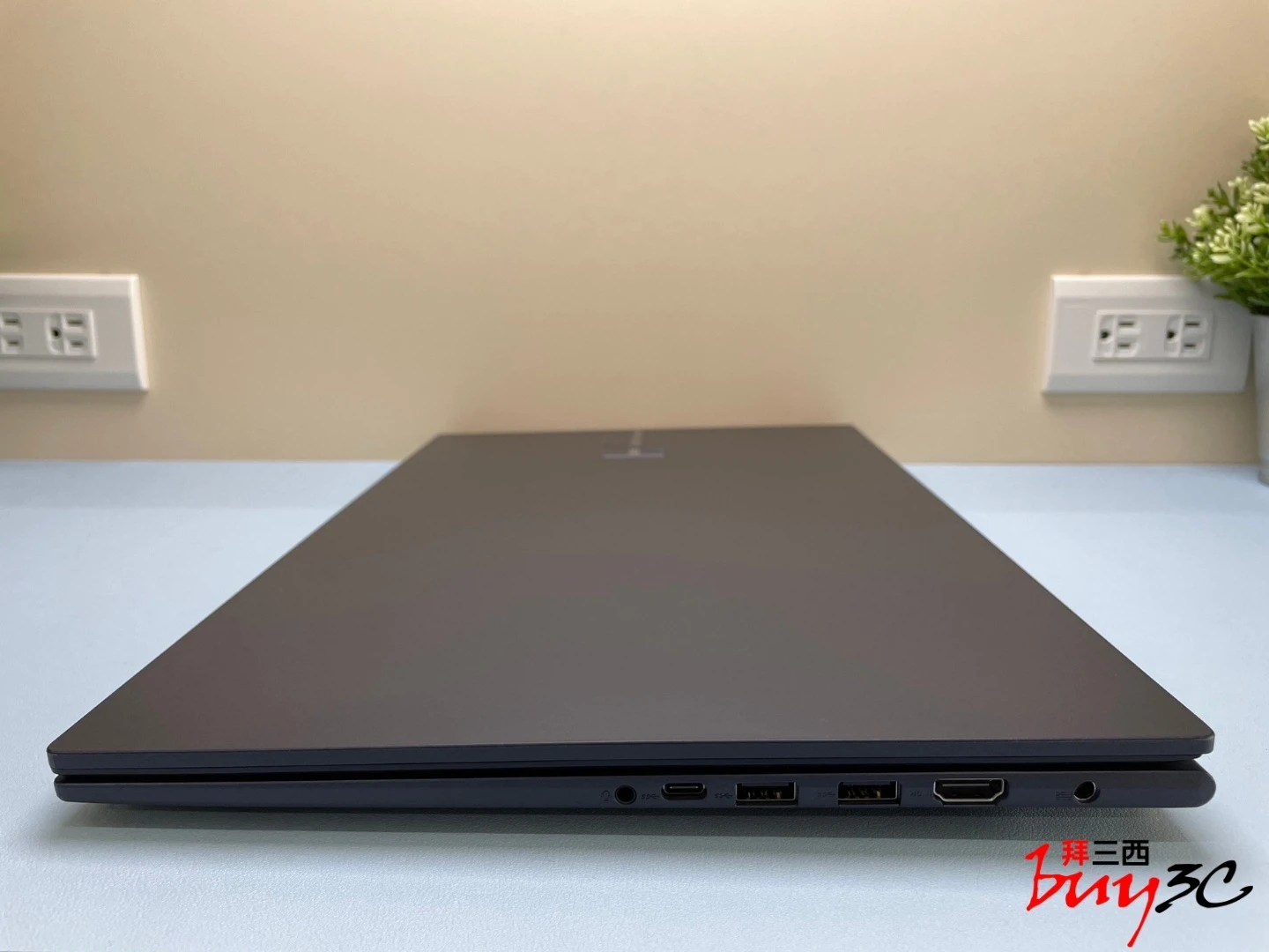 ASUS Vivobook 17 X1704VA 右側連接埠：3.5mm 音訊孔、USB-C、2 × USB 3.2 Type-A、HDMI、DC 電源孔
