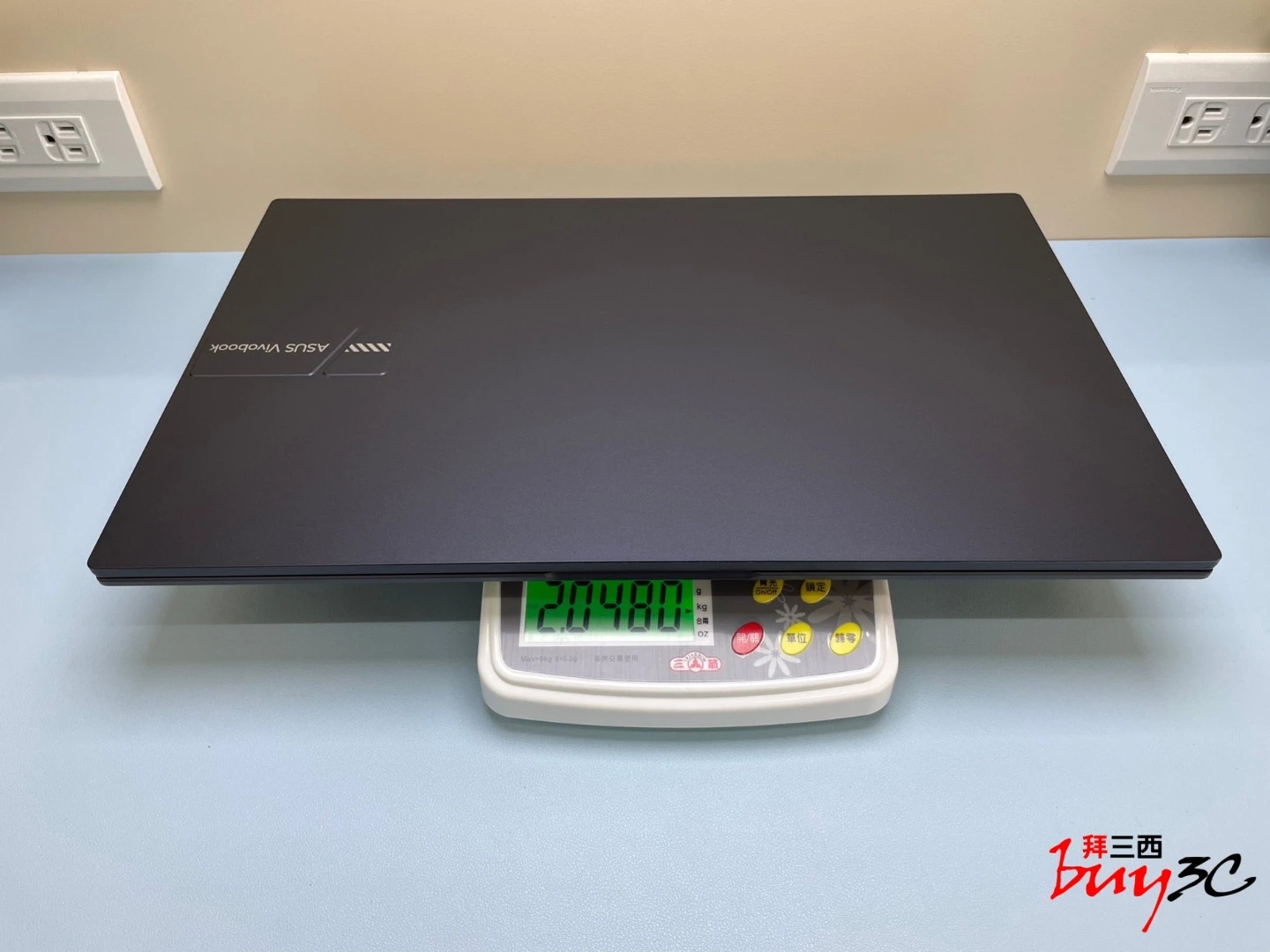 ASUS Vivobook 17 X1704VA 放上電子秤，實測約 2.048kg