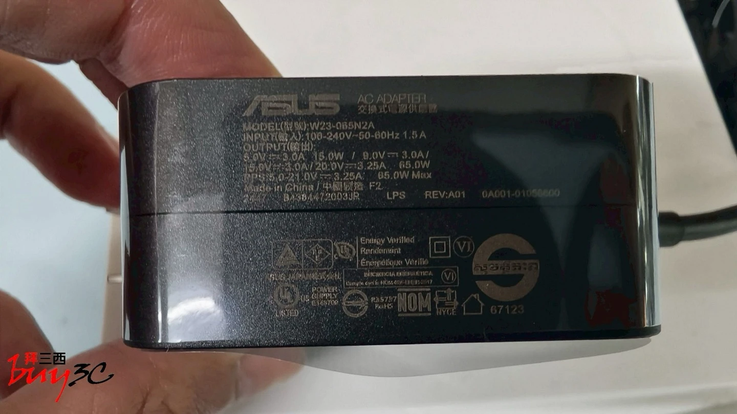 Vivobook 14 X1407CA 隨附 65W USB-C 變壓器規格標籤