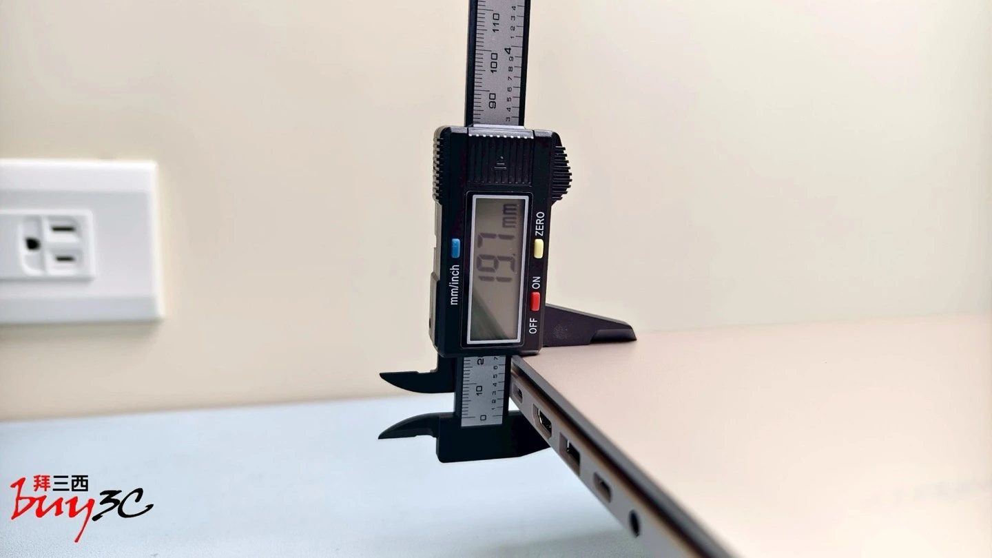 Vivobook 14 X1407CA 卡尺量測最厚處約 19.7mm（含腳墊）