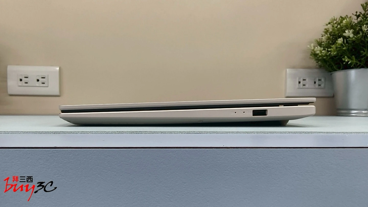 Vivobook 14 X1407CA 右側：指示燈與 USB-A