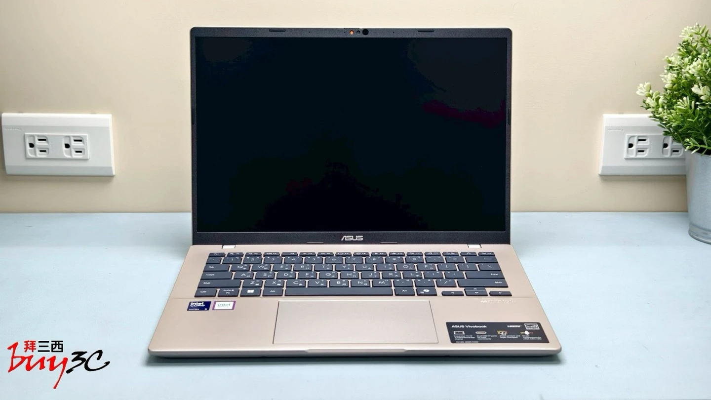 Vivobook 14 X1407CA 正面：14 吋窄邊框螢幕與鉑金色鍵盤面