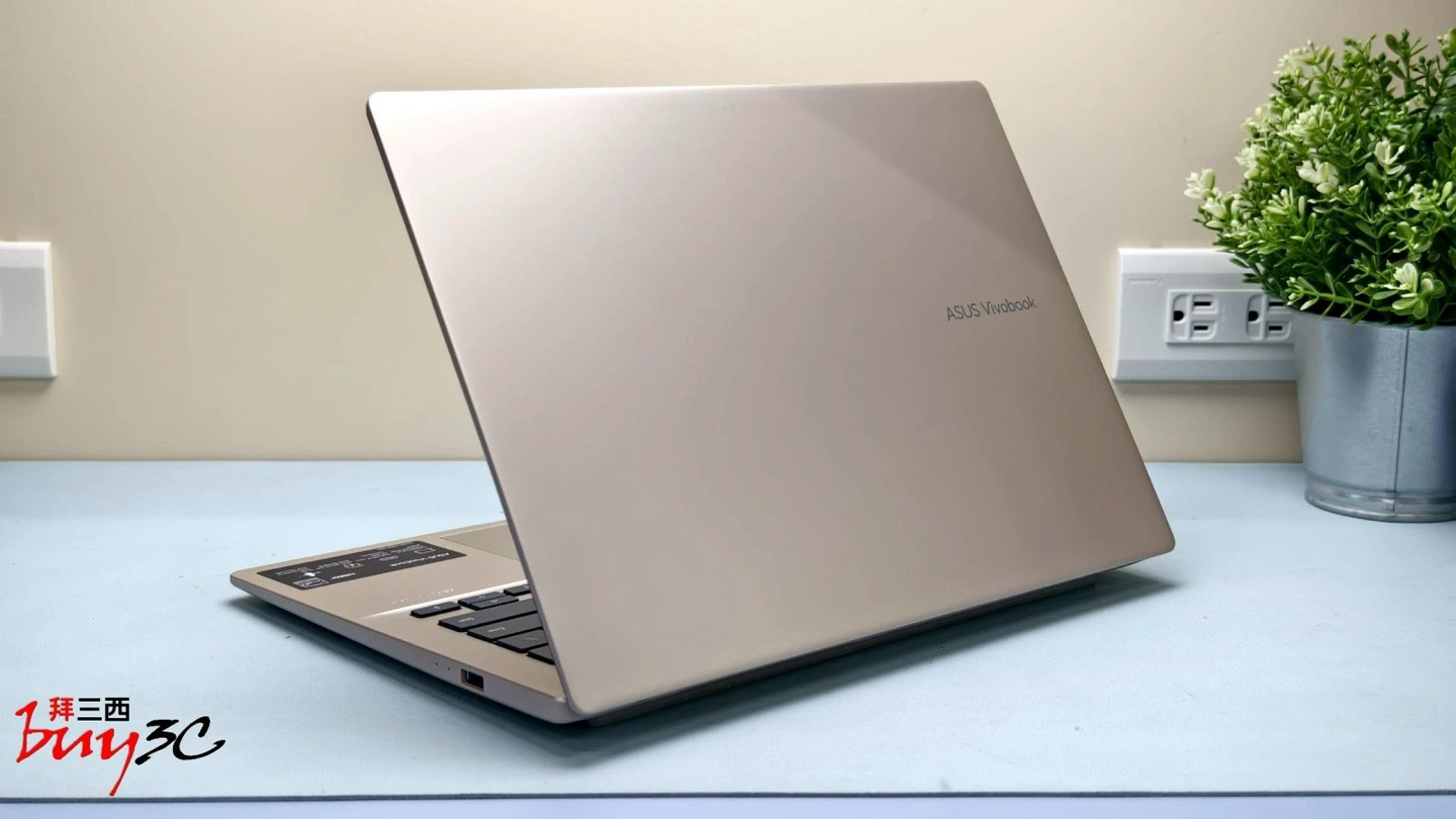 Vivobook 14 X1407CA 上蓋另一側斜後方外觀