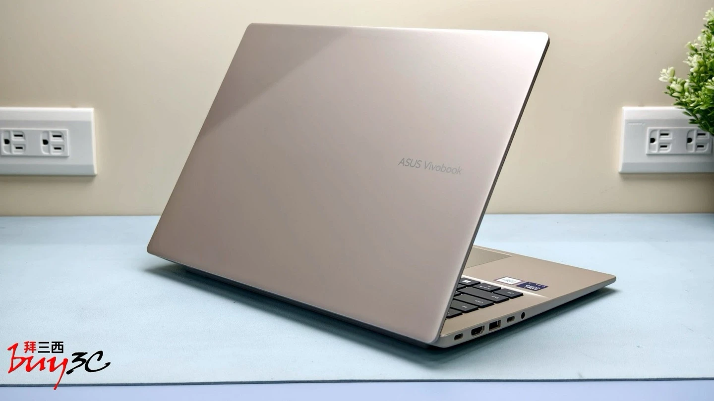 Vivobook 14 X1407CA 上蓋斜後方外觀