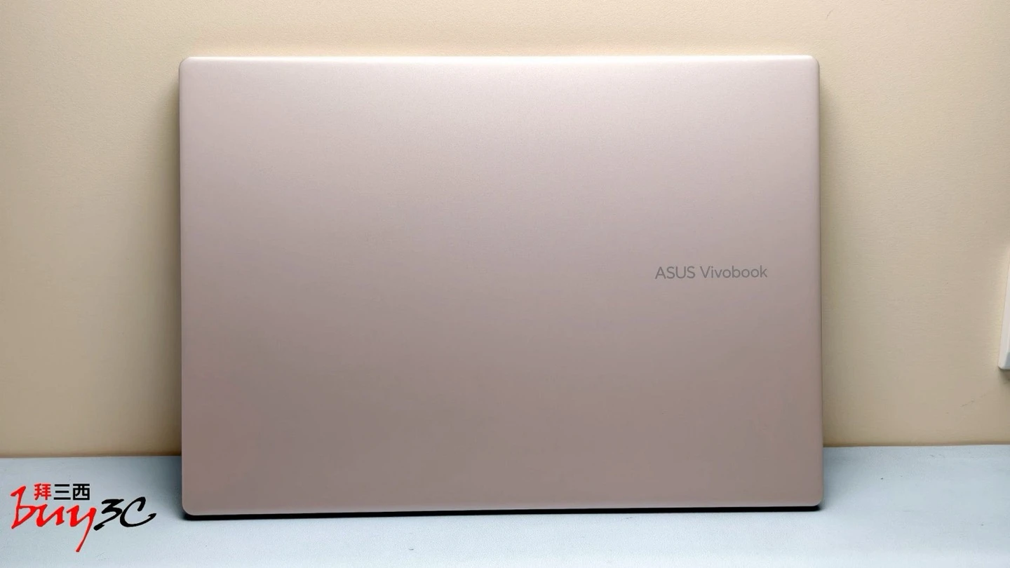 Vivobook 14 X1407CA 鉑金色上蓋與 ASUS Vivobook 字樣