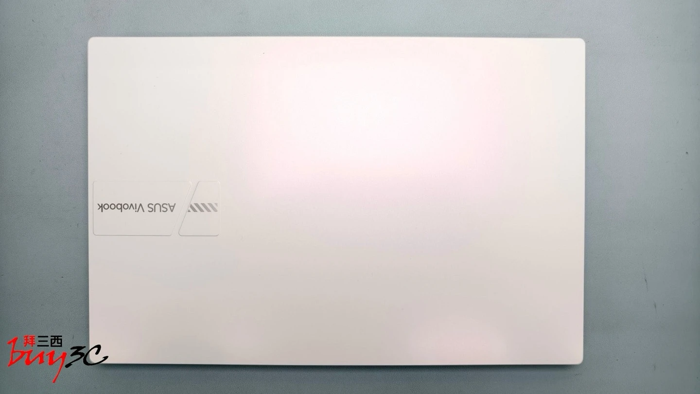 Vivobook 14 X1404VA 幻彩白上蓋與 ASUS Vivobook 標誌