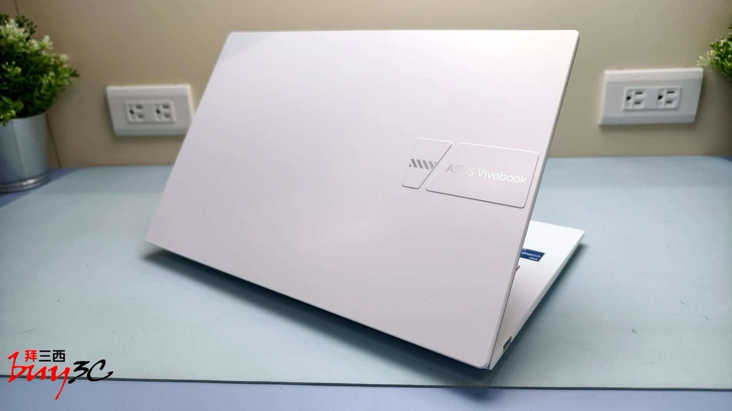 Vivobook 14 X1404VA 幻彩白上蓋斜角外觀