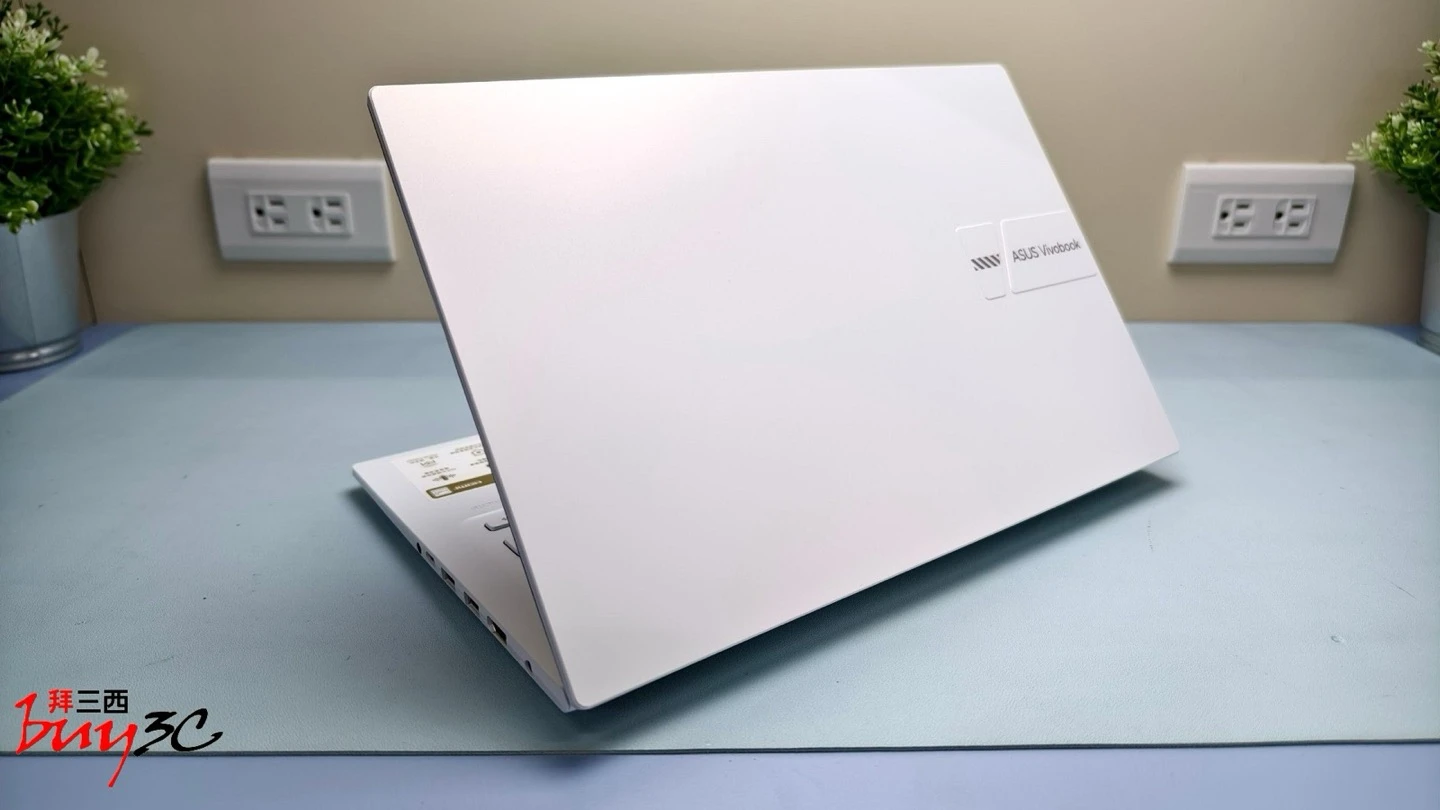 Vivobook 14 X1404VA 上蓋另一側斜角外觀
