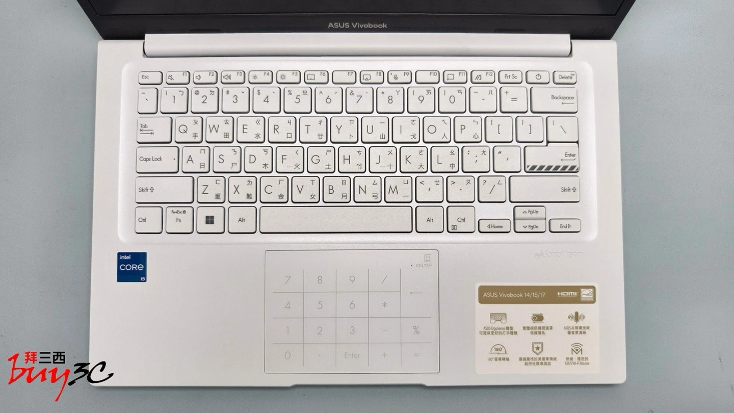 Vivobook 14 X1404VA 白色鍵盤與觸控板