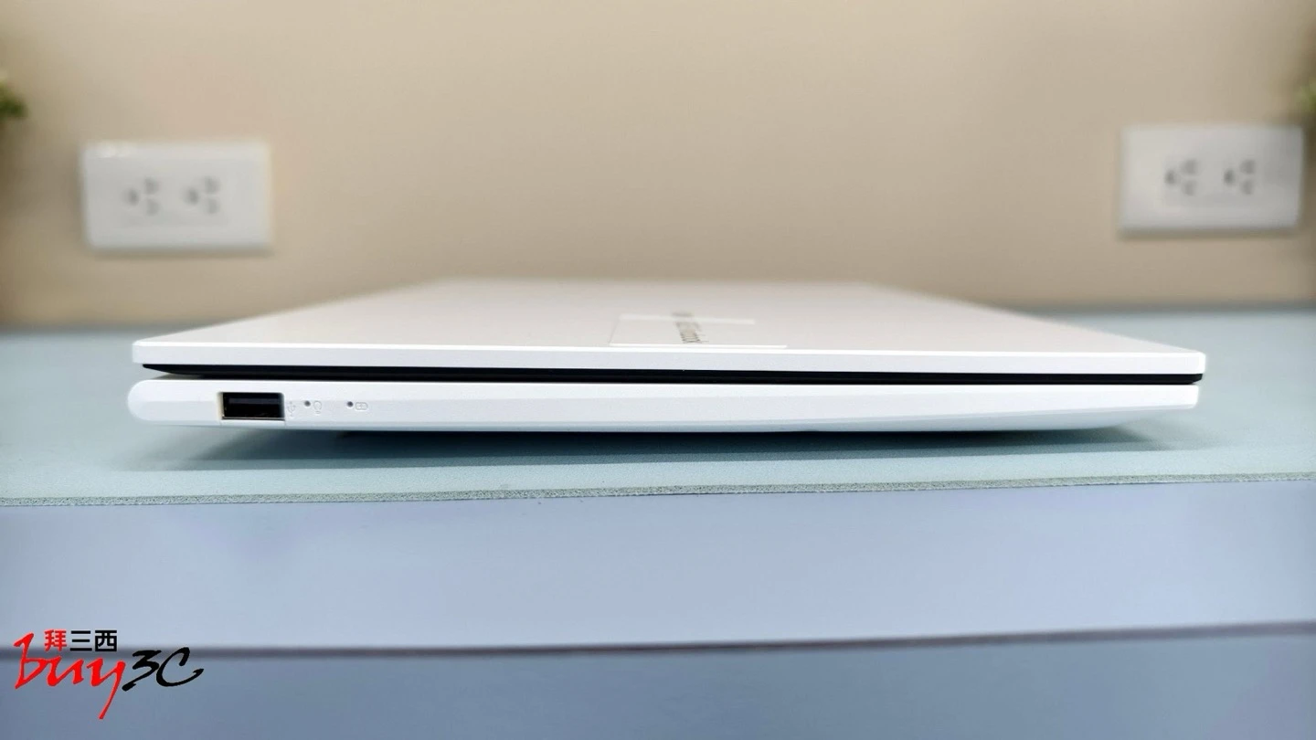 Vivobook 14 X1404VA 左側連接埠：USB-A