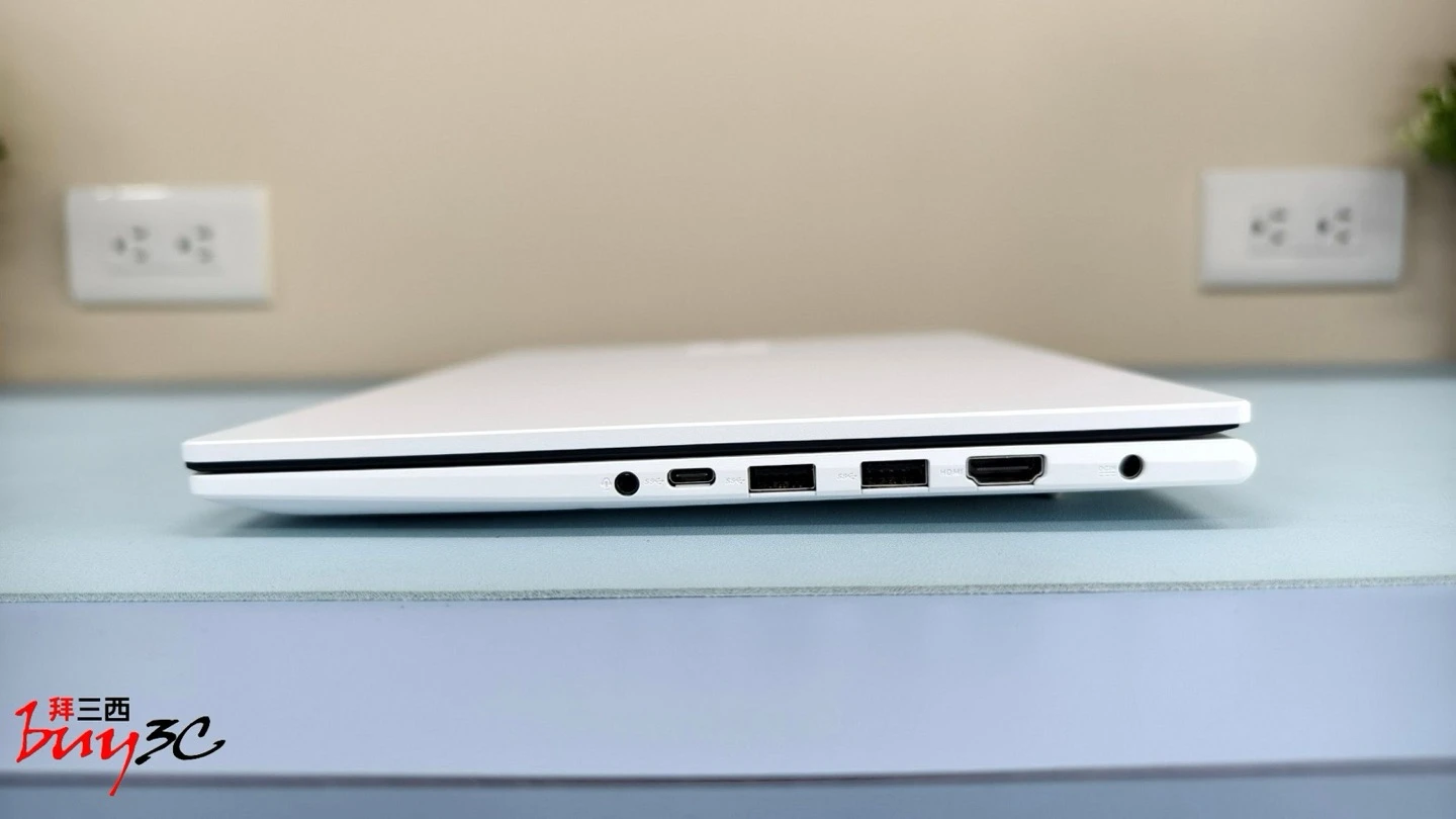 Vivobook 14 X1404VA 右側連接埠：DC 電源、USB-C、兩組 USB-A、HDMI、3.5mm 耳機孔