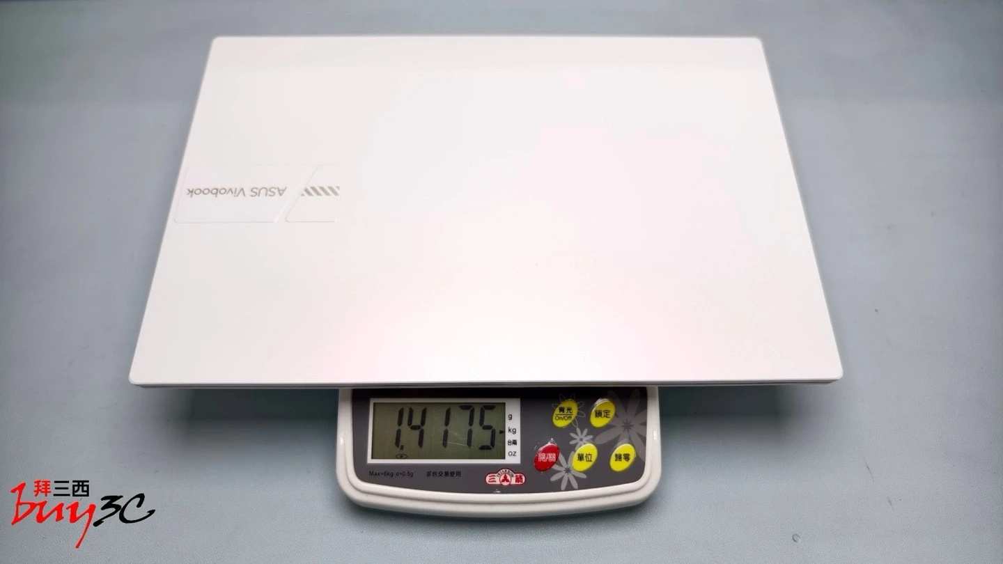 Vivobook 14 X1404VA 放上電子秤實測約 1.4175kg