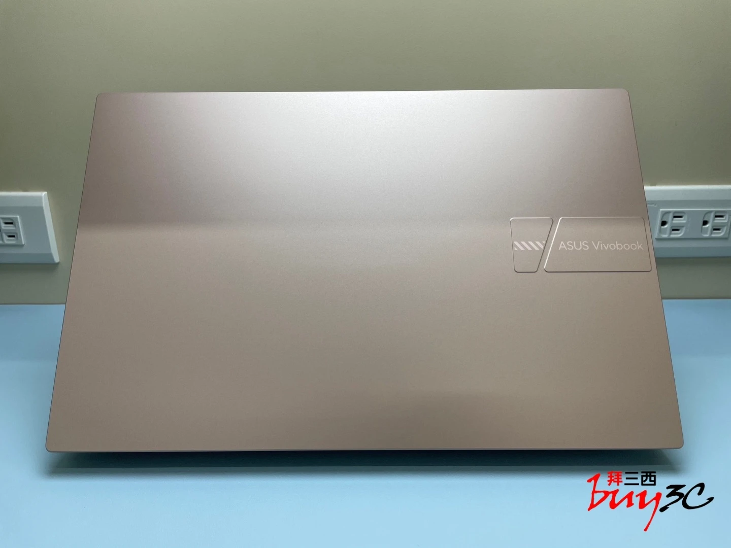 Vivobook 15 X1504VA 上蓋近照與 ASUS Vivobook 標誌