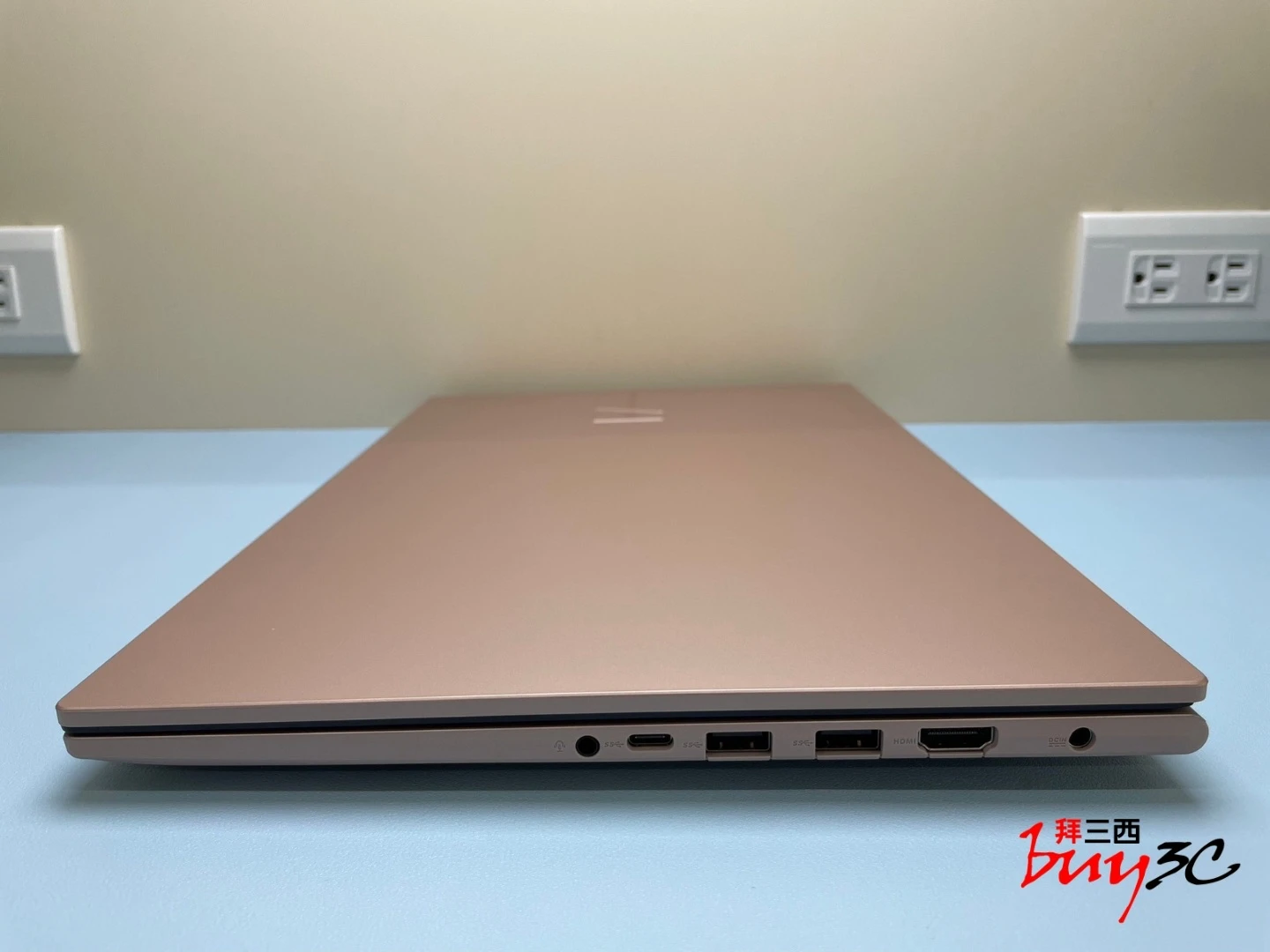 Vivobook 15 X1504VA 右側連接埠：3.5mm、USB-C、兩組 USB-A、HDMI、電源孔