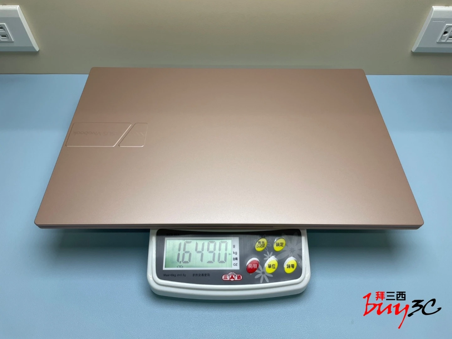 Vivobook 15 X1504VA 電子秤實測重量約 1.65kg