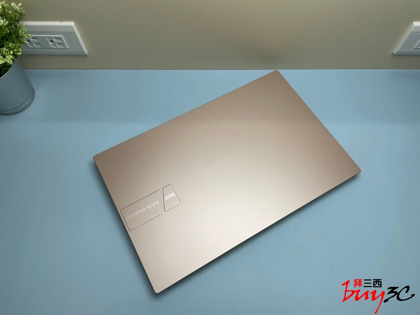 Vivobook 15 X1504VA 密誘金上蓋斜角外觀